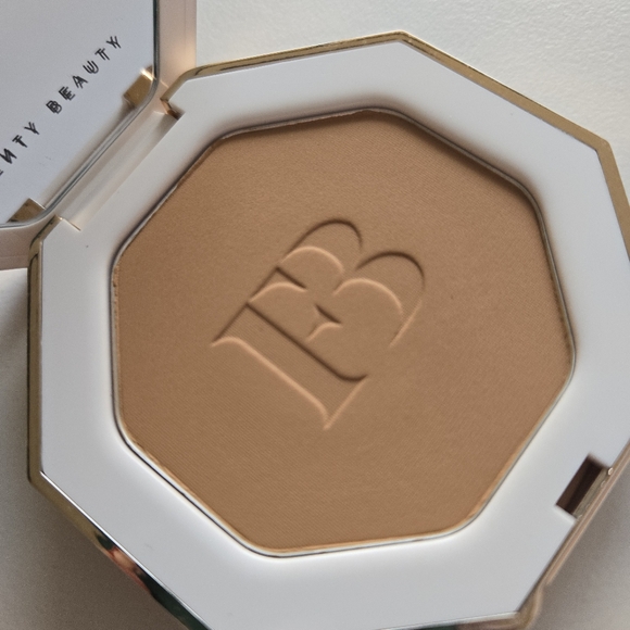 Fenty Beauty by Rihanna Sun Stalk'r Instant Warmth Bronzer in I$land Ting - Picture 2 of 3